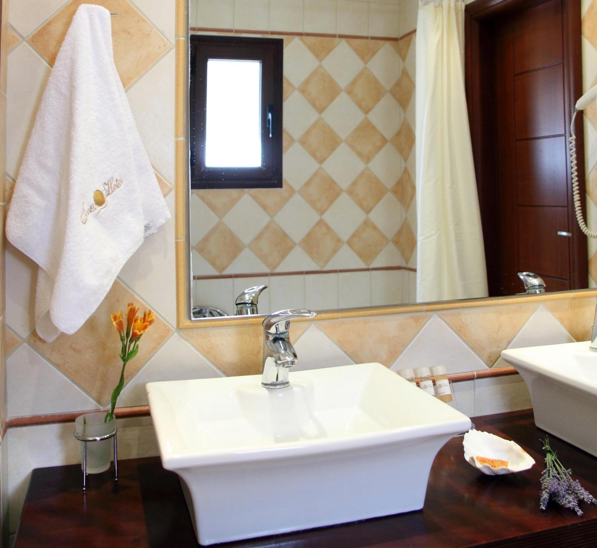 Hotel Tesoro Nikiana Luaran gambar