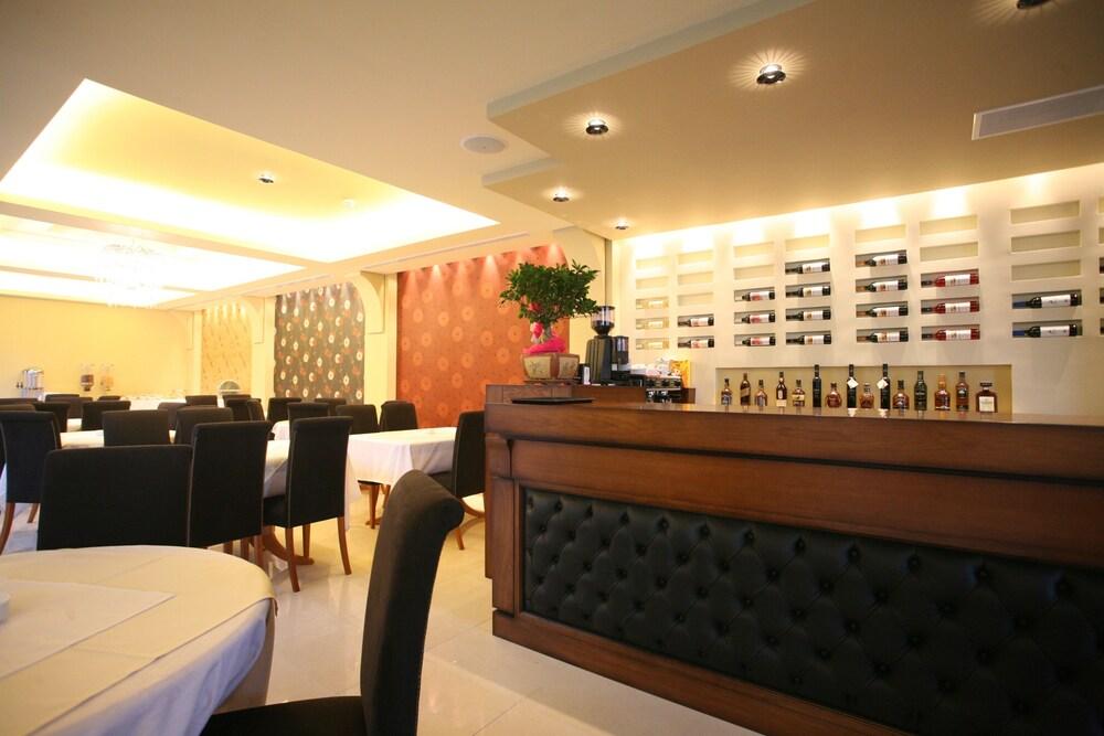Hotel Tesoro Nikiana Luaran gambar